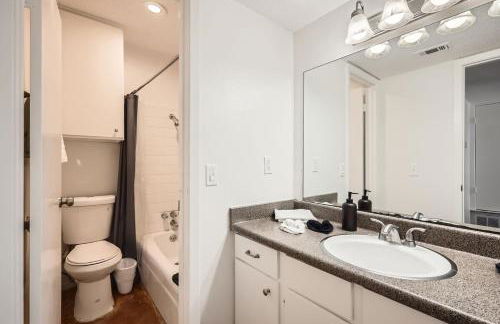 Your Comfy King Suite Getaway - Sleeps 4 - Pool, Prkg - Foto 25