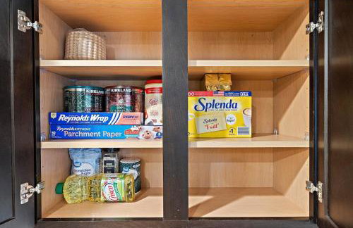 Nr DT, Med Center, Midtown Sleeps 16 Game Room - Photo 17