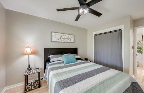 1 Mi to Beach Dog-Friendly Condo in Lake Mills! - Foto 16