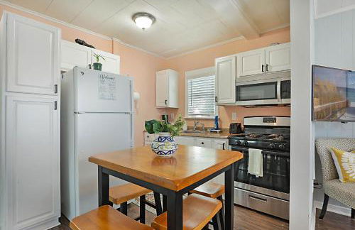 Steps to Beach & Downtown! Cozy Beach Bungalow #3 - Photo 2