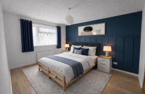 Stylish Apartment - Excellent Location - Free Parking, Fast WiFi, Smart TVs and Self-Check-In by Yoko Property - Foto 3