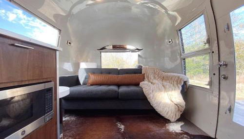 Restored Beautiful Airstream Fully Equipped with Incredible Outdoor Living in Texas - Foto 4