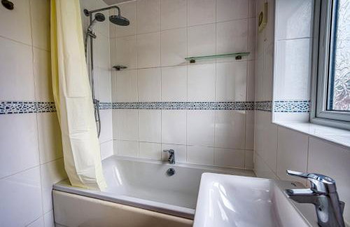 Modern 3 Bedroom 2 Bath House with Parking, Wednesbury, Birmingham - Foto 49