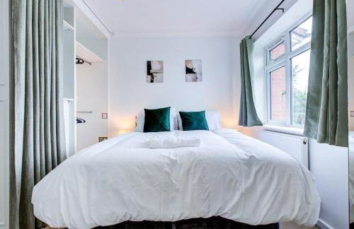 The Iver - 3BR - Spacious House - Free Parking - Photo 18