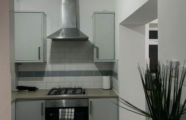 Modern 3-BR Home on Edge of City Center With Free Parking - Foto 24
