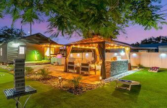 Family Fun & Backyard Oasis Hot Tub Games & BBQ - Foto 9