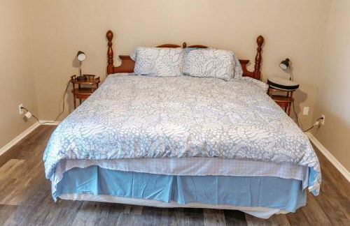 Rest Easy Retreat - 2BR Near SHSU - Pool - WiFi - Free Parking - Foto 45