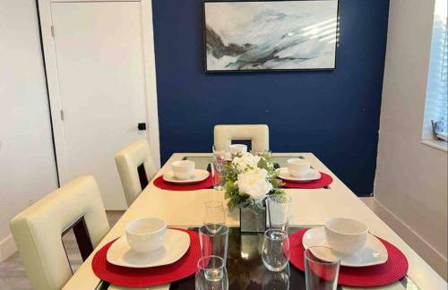 Royal Luxe Pool Home near Ft Laud airport and each - Photo 10