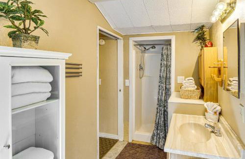 4 Mi to Rainbow Lake! Cozy Forest-View Gem with Deck - Foto 19