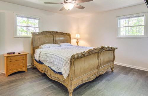 1 Mi to Pisgah Natl Forest Wooded Haven with Deck - Foto 9