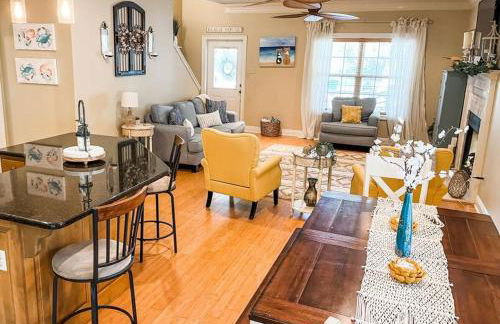 Pet Friendly Tranquil Cottage with Fire-Pit & Hot Tub Minutes to BEACHES - Foto 8