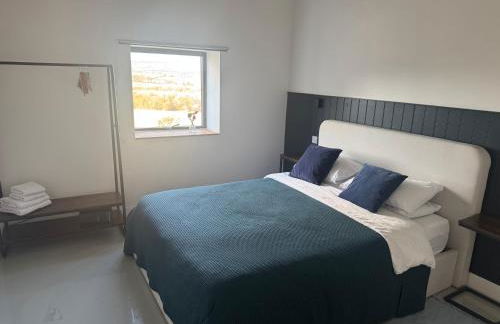 The Hayloft, Modern 4 Bed, 8 person, Barn Conversion in a Rural Location with Great Access & Hot Tub - Foto 38