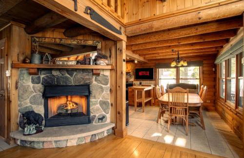 Poconos True Log Cabin with Sauna, Movie Theather, Hot Tub & Fire Pit! - Foto 17