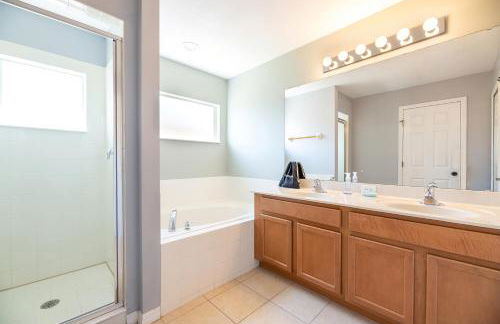 Family Retreat 6BR Villa with Private Pool, Spa & Theater near Disney - Foto 24