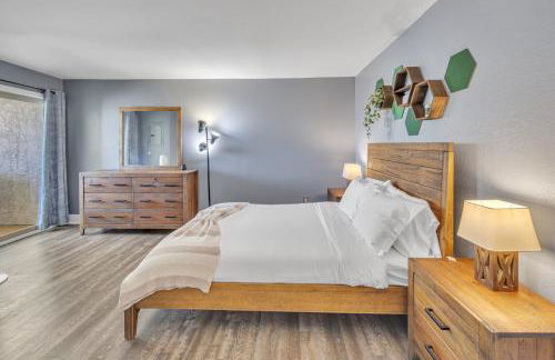 Point Loma 2BR Townhome w Parking in Prime Location - Foto 33