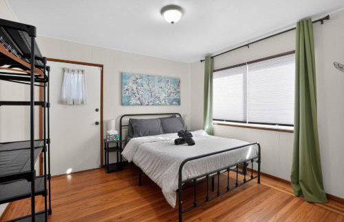 Relaxing 4 bedroom - Full Kitchen & Dining - BART - Photo 5