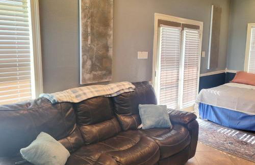 Pet-Friendly Cozy Studio Suite with Pond View & Spa Amenities - Foto 6