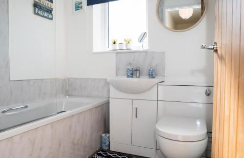 Lovely 2-bedroom Seaside Retreat with Free Parking - Foto 11