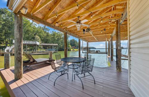 Lakeside Lodge - Lakefront home with private dock & hot tub - Foto 25