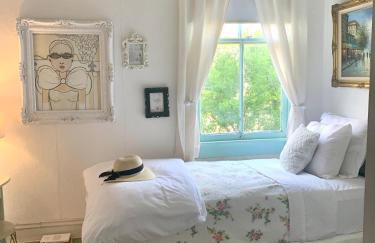 4BR 3 BA HUGE, Balcony, Cemetery, Streetcar sleeps 8! - Photo 47