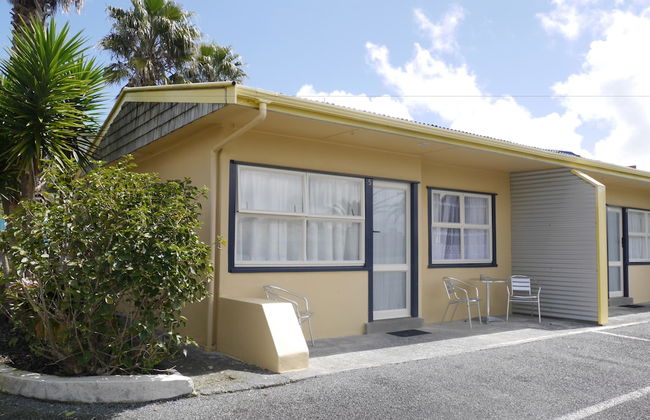 Raglan Palm Beach Motel - Photo 12
