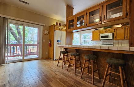 Knotty Pine Cabin with Artisan Stone Patio - Walk to Bass Lake - Foto 26