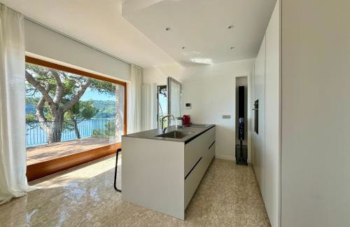 Modern and Elegant apartment with a spacious sea view terrace overlooking Palmaria Island Bright designer interiors Fully equipped Up to 6 guests Private parking Aircon All the comforts for a perfect stay - Foto 18