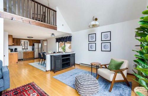 Modern Chalet w Hot Tub, Large Deck, Grill & WiFi - Foto 11