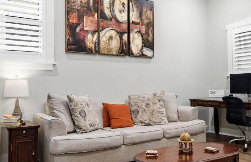 Charming Home in the Highlands W Private Backyard - Foto 20