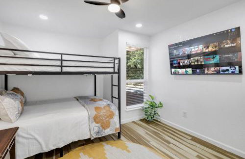 Arlington Entertainment District Home Green & White Door - Foto 10