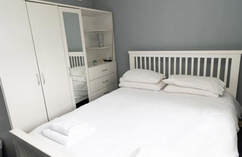 3 bed home sleeps 8 people located 1 min from train stop - Otley Terrace - Photo 50