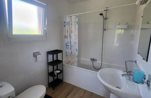 2025 Reno 2-Bed Escape w pool Min to GolfCources - Foto 24