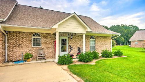 Homey Greenwood Getaway with Patio and Backyard - Foto 3