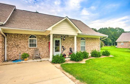 Homey Greenwood Getaway with Patio and Backyard - Foto 3