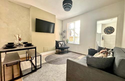 Central 4 Bed Home, FreeParking, 5TVs, Superfast WiFi - Photo 7
