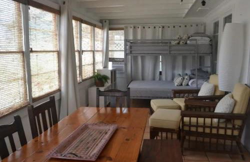 Surf Shack - Steps to the beach, lush fenced backyard by Beach Haven Vacation Rentals - Foto 27