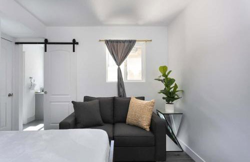 Enjoy Stylish 3BR Apt Sleeps 6 with Free Parking - Foto 10