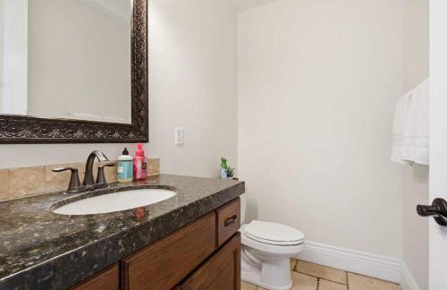 Private Family Home with Hot Tub - Foto 47