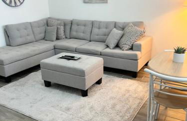 Mother in law suite private entrance washer and dryer in unit - Foto 2