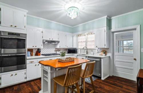 Roberson House Private Pool Walk to DT Sleeps 12 - Foto 11