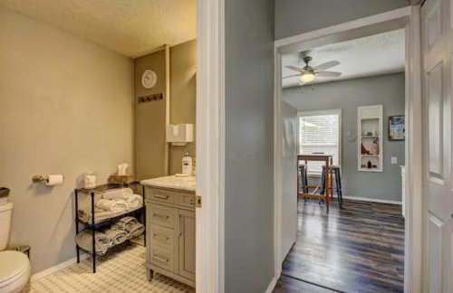 Red Bench Cottage Ideal location near parks, trails, skiing, hiking, biking, shopping extended stays welcome - Photo 13