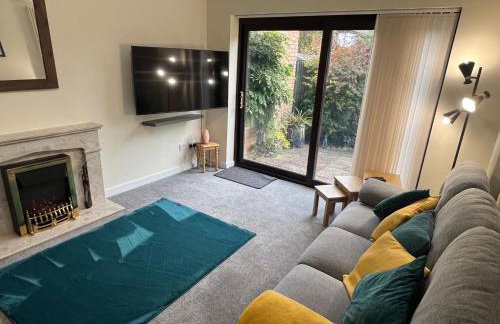 Superb Comfy 2 Bed House, Responsive & Caring Hosts Free WiFi & Parking, Close to MK Centre, Train Station, Santander, Network Rail by Webbhill Stays - Foto 2