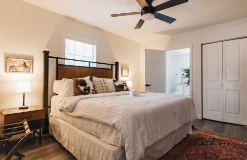 Longhorn Home with King Bed & Rain Showers Walk to DT Activities, Lake & Eateries - Foto 19