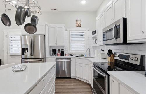 Charming Home in the Highlands W Private Backyard - Foto 2