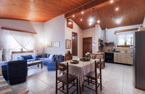 Red Roses-Traditional House - Photo 29