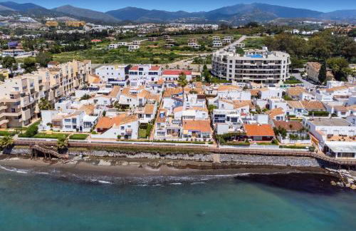 First Row Beach Villa - Photo 42