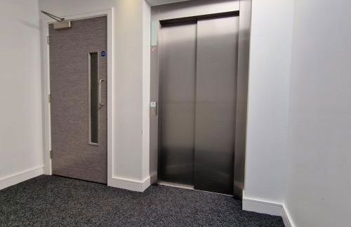 New! Modern Elegant 2-Bed Apartment, free parking - Photo 13