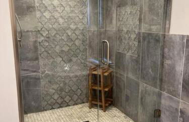 Cheerful 5-bedroom w/Screened Patio, Sleeps 10 in the heart of Fremont! - Foto 8