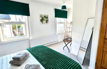 2-bedroom house in Cheltenham town centre - Photo 2