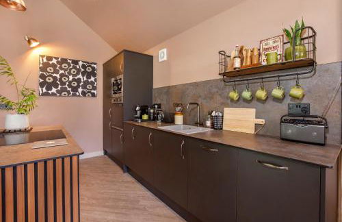 The Warehouse with Free Parking - Foto 2